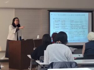 　令和8年1月25日、以前より会員の皆さんから要望が多かった親子のアタッチメントについて、山梨英和大学非常勤講師、臨床心理士の森稚葉先生をお迎えして研修会が開催されました。「親子の絆の土台作りー助産師だから出来る関わり」というテーマのもとご講演頂きました。 　森先生にアタッチメントについてこ講演を依頼することになった経緯は、研修会係の話し合いの中から、時代や社会とともに変化する、今どきのお母さんたちの傾向や思いを知り、親子に早期段階で関わることの多い私たち助産師ができることを考察したいという思いからはじまりました。 　講演ではアタッチメントの機能や発達のプロセスについて学び、母子の相互作用や個人差について、森先生の体験談なども含め、わかりやすくまた楽しくお話しいただきました。 　母子の相互作用の研究、「Still Face Procedure （静止顔実験）」はYouTube でも研究動画と解説をみることができるとご紹介いただきました。赤ちゃんは4ヶ月頃にはすでに親との情緒的相互作用の記憶を持ち、親の情緒を引き出そうとしたり、自分の情緒を調整しようと試みることが理解できる動画です。研修会に参加できなかった会員の皆様にもでひご覧いただけたらと思います。 　大人のアタッチメントタイプの分類やアタッチメントの歪みなどについても紹介されました。 　まとめとして、森先生より示唆いただいたことを以下に要約します。　周産期に母子に出会う助産師ができることは、母親の置かれている現在の環境や心情を理解すること。母親が子どもと過ごす中で体験する様々な感情に寄り添うこと。赤ちゃんの体験についてともに関心を寄せ、思いを巡らし一緒に考える伴走者となること。 　複雑なテーマを臨場感を持ってお話ししてくださった森先生はとても魅力的で、ぜひ森先生の講演会、第2弾を期待したいです。